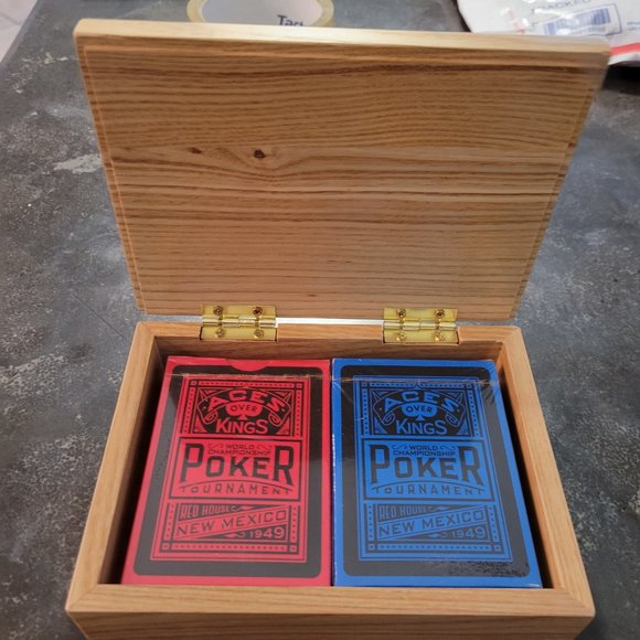 ACES OVER KINGS WOODEN CARD BOX WITH 2 DECKS OF POKER CARDS - Picture 3 of 6